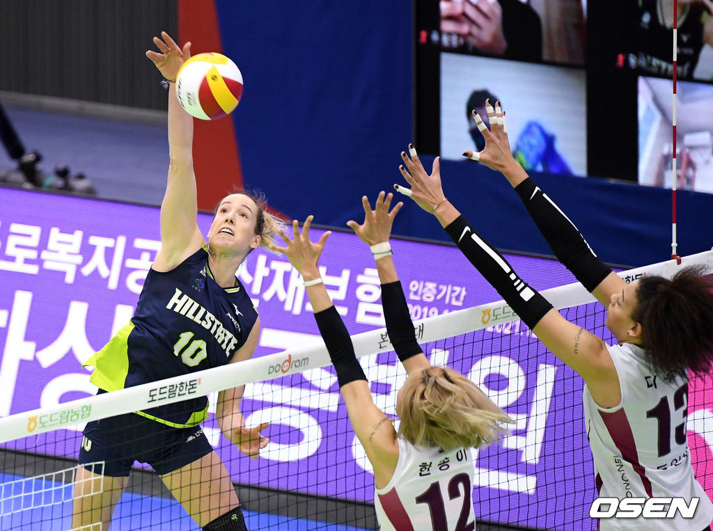 29일 오후 수원실내체육관에서 ‘2020-2021 도드람 V-리그’ 여자부 현대건설과 인삼공사의 경기가 열렸다.1세트 현대건설 루소가 인삼공사의 블로킹 벽을 피해 공격을 시도하고 있다. /sunday@osen.co.kr