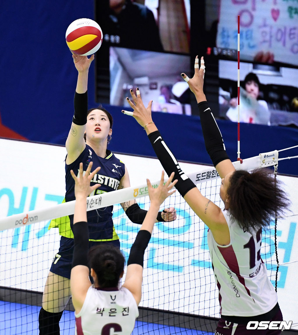 29일 오후 수원실내체육관에서 ‘2020-2021 도드람 V-리그’ 여자부 현대건설과 인삼공사의 경기가 열렸다.1세트 현대건설 고예림이 인삼공사의 블로킹 벽을 피해 공격을 시도하고 있다. /sunday@osen.co.kr