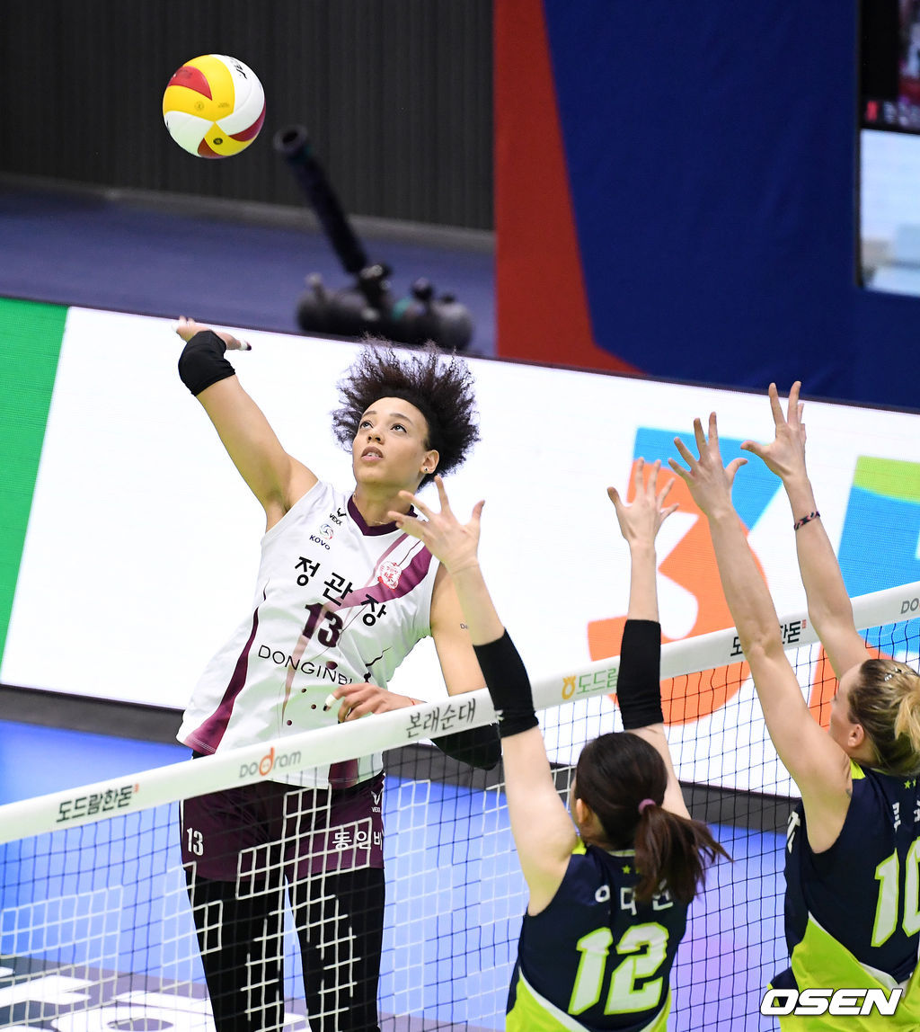 29일 오후 수원실내체육관에서 ‘2020-2021 도드람 V-리그’ 여자부 현대건설과 인삼공사의 경기가 열렸다.2세트 인삼공사 디우프가 현대건설의 블로킹 벽을 피해 공격을 시도하고 있다. /sunday@osen.co.kr