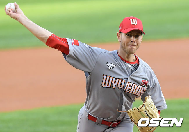 1회말 SK 선발투수 킹엄이 공을 뿌리고 있다. /cej@osen.co.kr