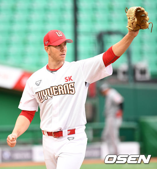 5회초 한화 공격을 무실점으로 막아낸 SK 선발 킹엄이 더그아웃으로 향하며 야수들에게 인사하고 있다./ dreamer@osen.co.kr