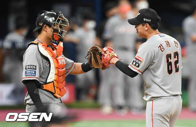 투수 강재민이 이해창 포수와 하이파이브를 하고 있다. /   soul1014@osen.co.kr