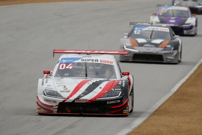 슈퍼6000 클래스에서 2위로 내달리고 있는 정의철. 