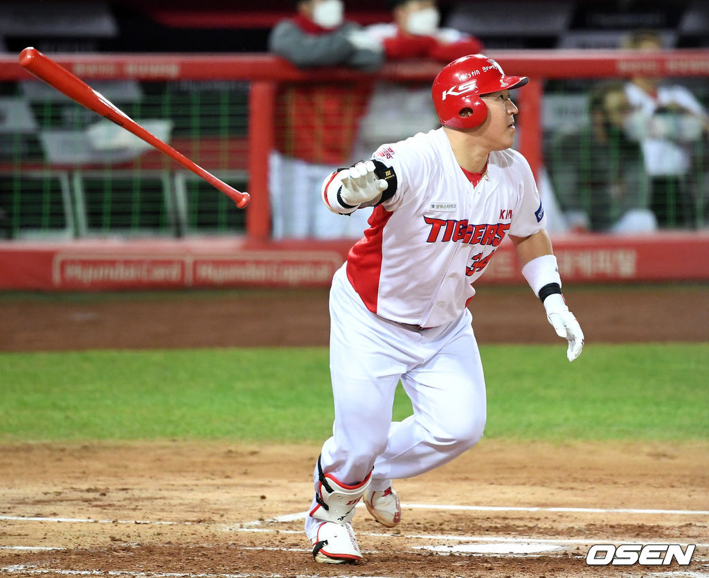 KIA 최형우가 중월 투런 홈런을 치고 있다./sunday@osen.co.kr