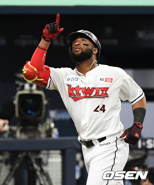 10일 오후 서울 고척스카이돔에서 '2020 신한은행 SOL KBO리그' 플레이오프 KT 위즈와 두산 베어스의 경기가 열렸다.3회말 2사 1루에서 KT 로하스가 솔로 홈런을 치고 세리머니를 펼치고 있다. /sunday@osen.co.kr