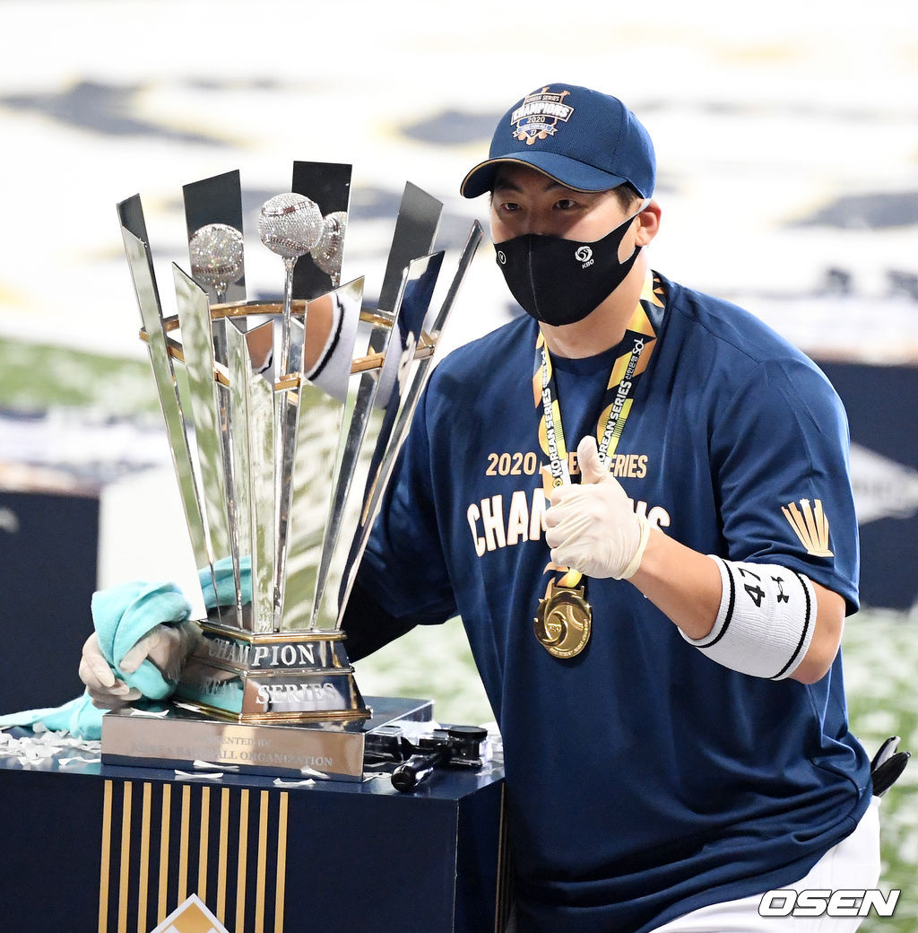 NC 나성범이 우승 트로피와 사진을 찍고 있다. /jpnews@osen.co.kr