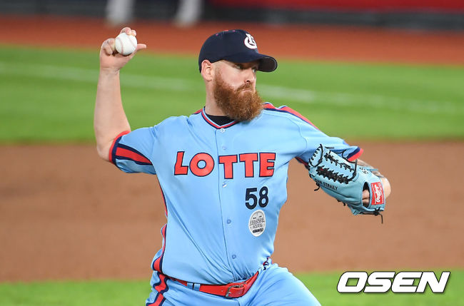 1회초 롯데 선발투수 스트레일리가 역투하고 있다. / soul1014@osen.co.kr