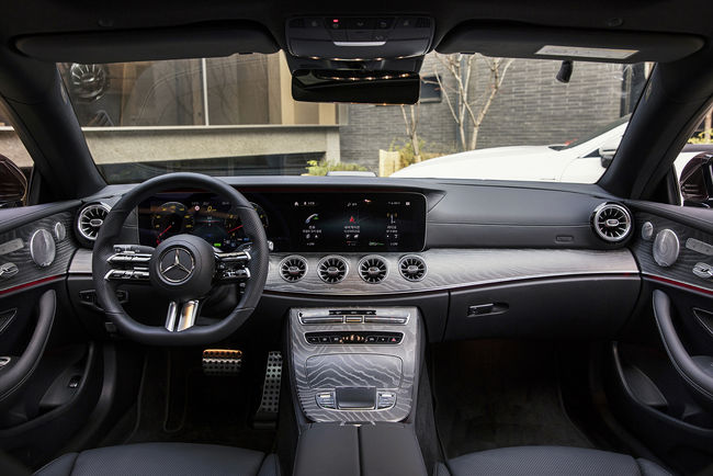 더 뉴 E클래스 쿠페의 인테리어 디자인.