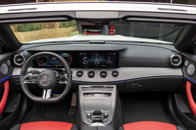 더 뉴 E클래스 카브리올레의 인테리어.