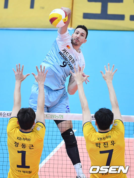 1세트 우리카드 알렉스가 스파이크를 때리고 있다. / youngrae@osen.co.kr