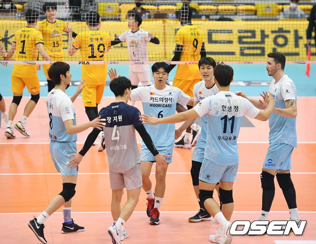 신영철 감독이 이끄는 우리카드가 선두 KB손해보험을 잡으며 연패 탈출에 성공했다.우리카드는 1일 의정부체육관에서 열린 도드람 2020~2021 V-리그 남자부 2라운드 KB손해보험과 맞대결에서 세트 스코어 3-0(25-20, 32-30, 25-17)으로 이겼다. 알렉스가 32득점(공격 성공률 61.36%) 활약을 펼쳤다.3세트 득점을 올린 우리카드 선수들이 기뻐하고 있다. / youngrae@osen.co.kr