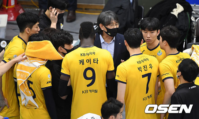 2세트 KB손해보험 이상열 감독이 작전 지시를 하고 있다. / youngrae@osen.co.kr