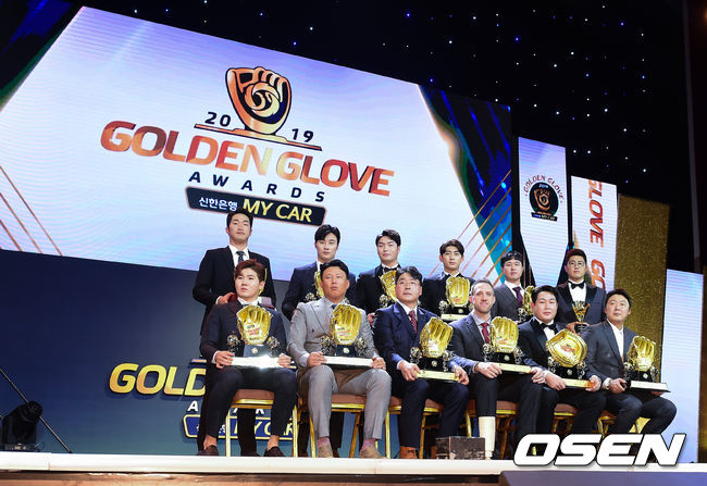 SK 박종훈, 키움 김하성, 박병호, 이정후, SK 최정, LG 채은성, 두산 배영수, NC 양의지, 두산 린드블럼, 키움 홍원기 코치, kt 김강 코치, NC 박민우(왼족 위 시계방향)가 기념 촬영을 하고 있다. /jpnews@osen.co.kr