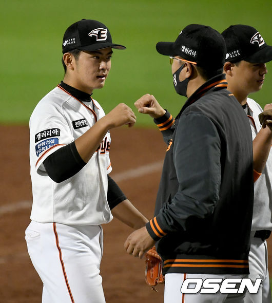 임종찬이 하이파이브를 하고 있다./ksl0919@osen.co.kr