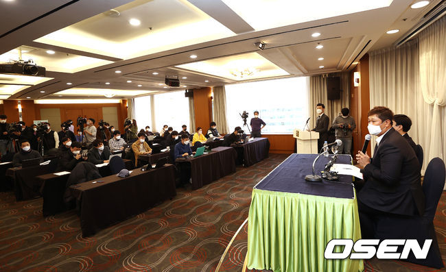 이대호가 기자회견장에서 입장을 밝히고 있다./ rumi@osen.co.kr