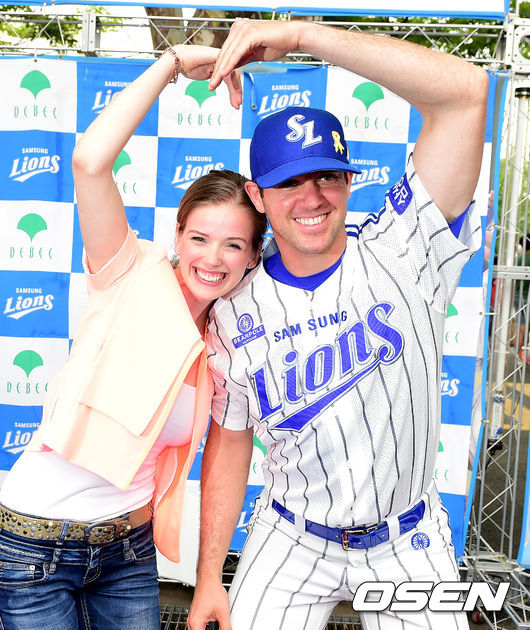 2014년 삼성 시절 밴덴헐크(오른쪽)가 아내와 사인회를 열어 포즈를 취하고 있다. / jpnews@osen.co.kr
