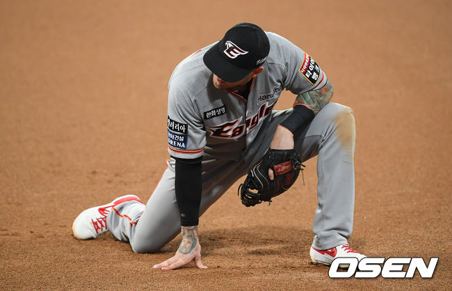 4회말 1사 한화 반즈가 삼성 팔카의 내야땅볼 타구를 놓친뒤 아쉬워하고 있다.  / soul1014@osen.co.kr