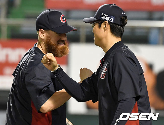 경기를 마치고 승리투수 롯데 스트레일리와 허문회 감독이 인사를 나누고 있다. / dreamer@osen.co.kr