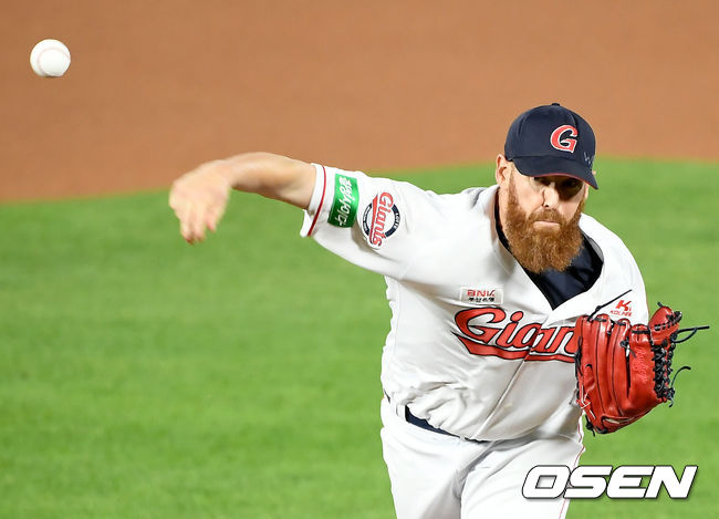 1회초 롯데 선발 스트레일리가 마운드에 올라 힘차게 공을 뿌리고 있다./ksl0919@osen.co.kr