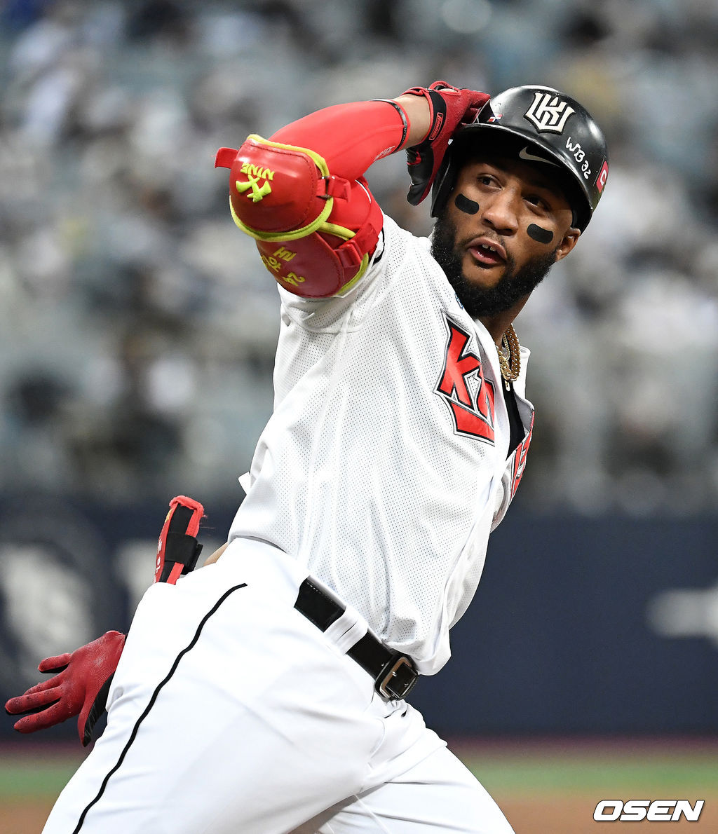 두산과의 플레이오프에서 솔로 홈런을 치고 익살스런 세리머니를 펼치는 로하스. /sunday@osen.co.kr