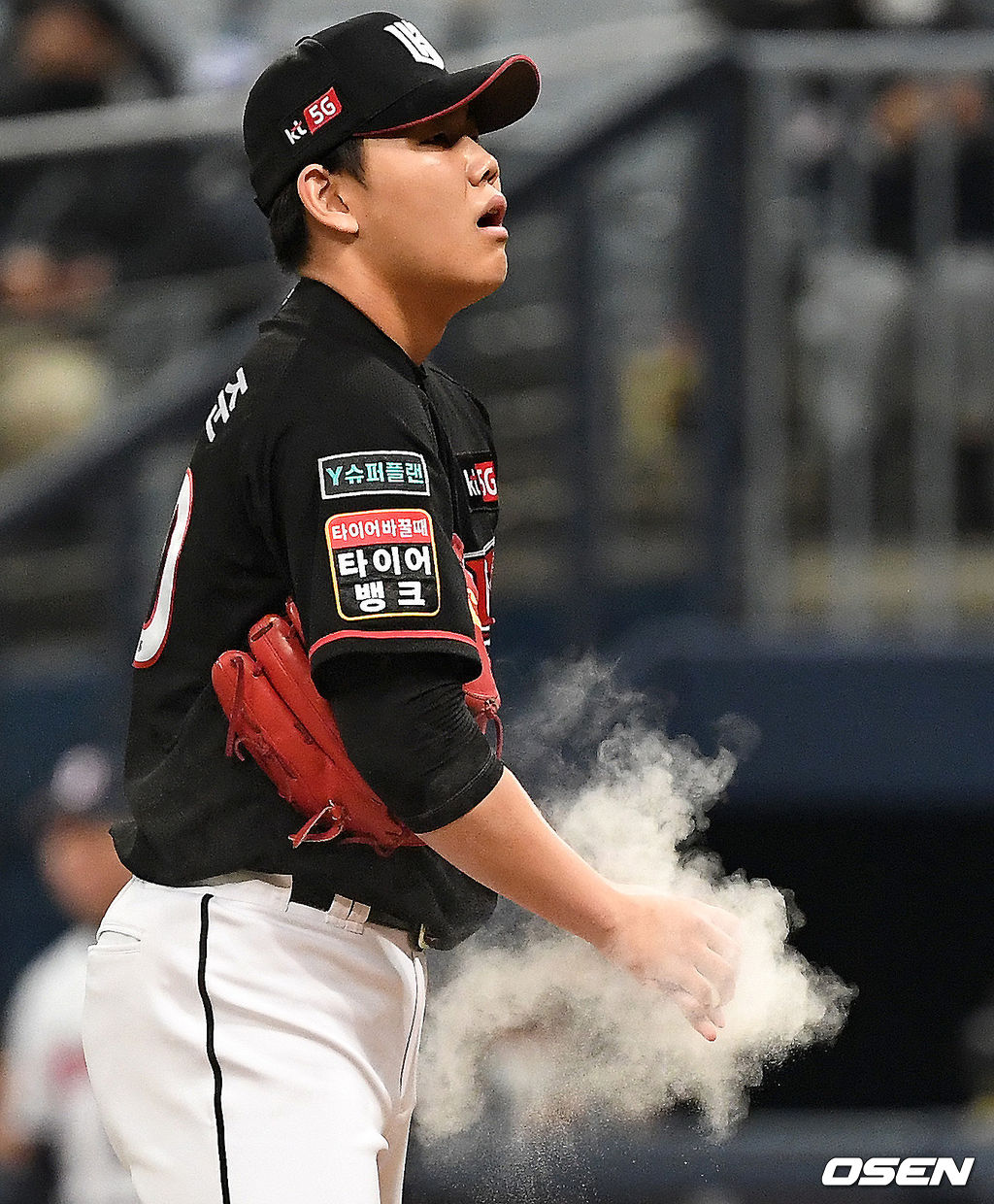 두산과의 플레이오프에서 투구를 준비하는 소형준. / dreamer@osen.co.kr