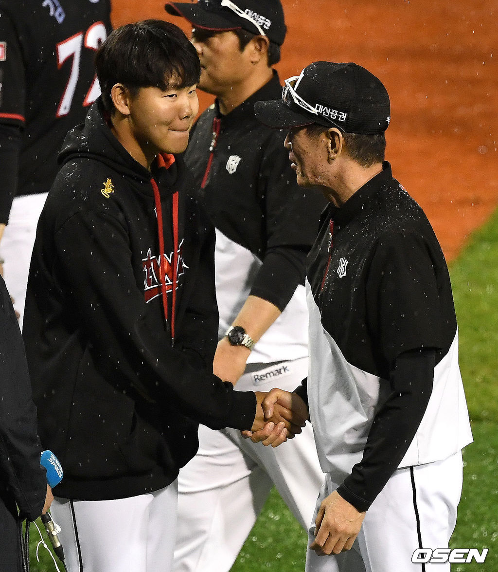 데뷔 첫 승을 거둔 소형준이 이강철 감독과 인사를 나누고 있다. / dreamer@osen.co.kr