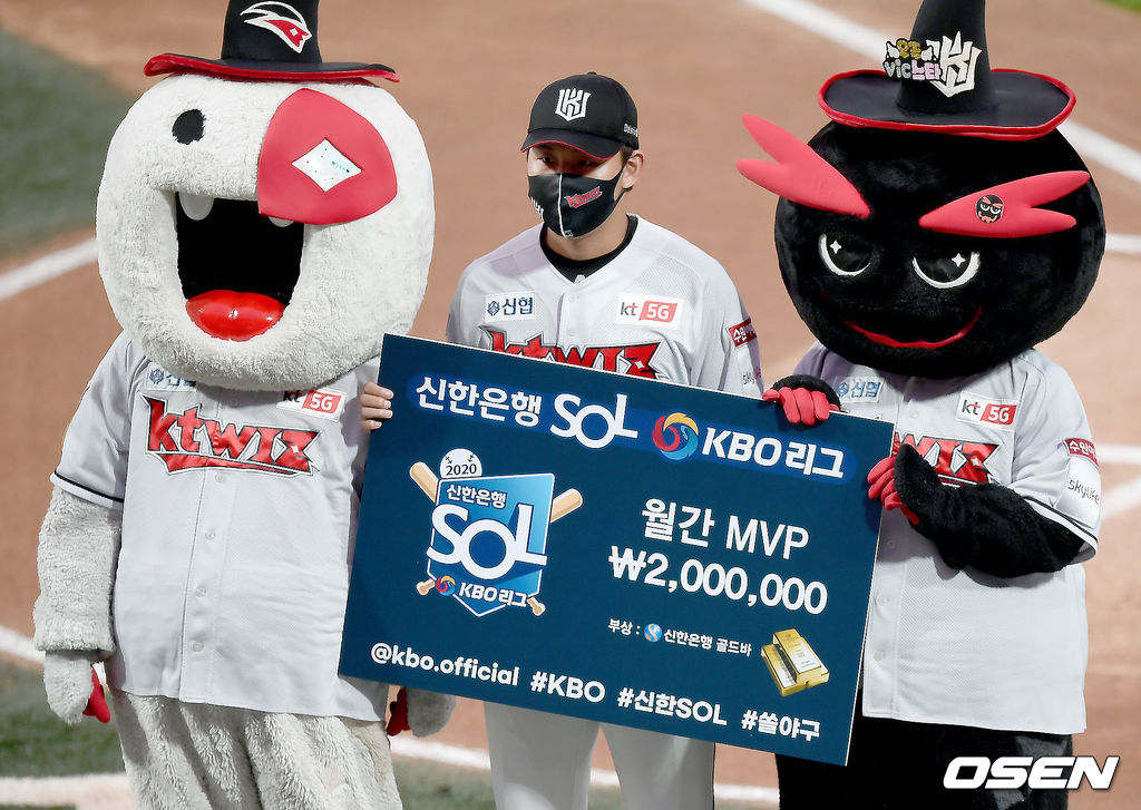 소형준이 월간 MVP를 수상한 뒤 기념촬영을 하고 있다./ksl0919@osne.co.kr