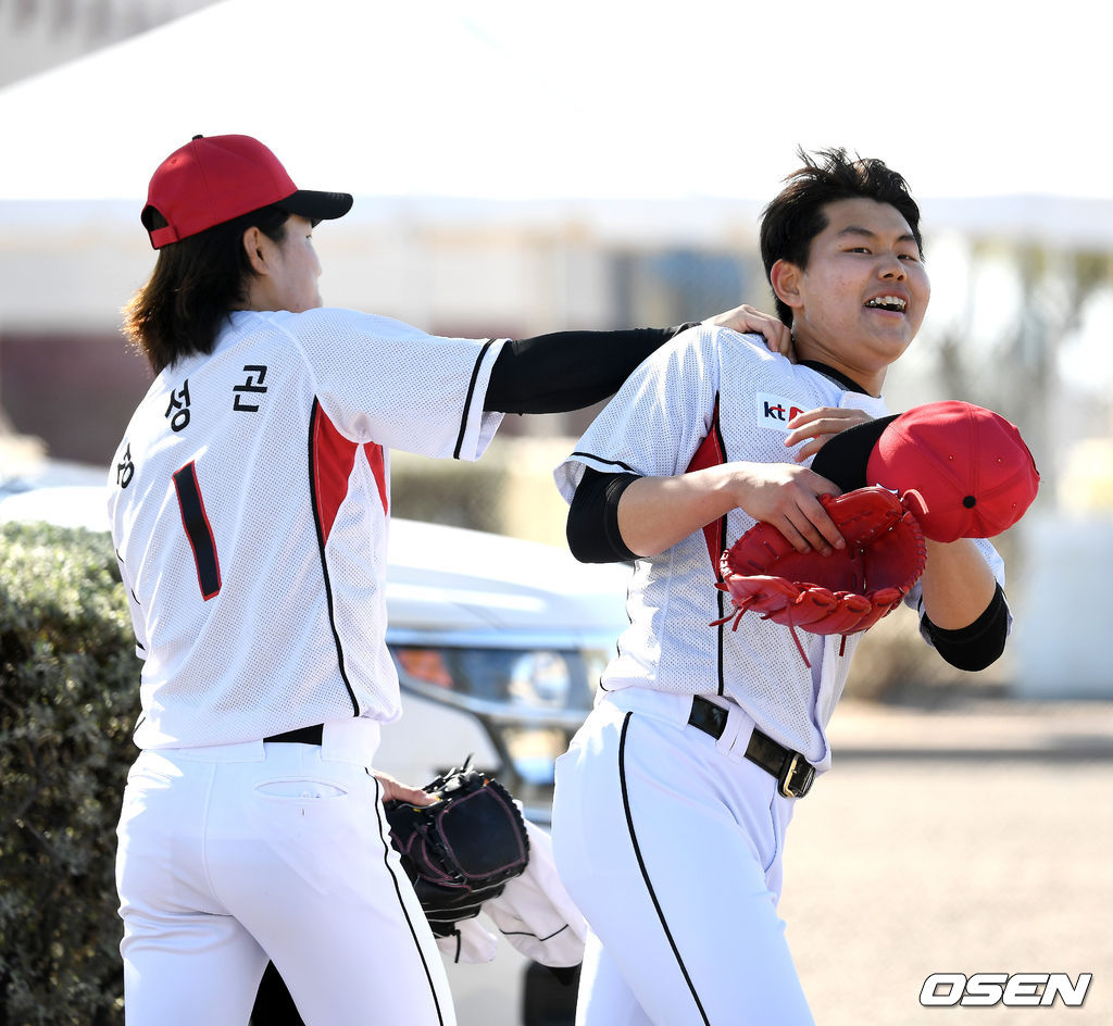 스프링캠프에서 정성곤과 장난을 치는 소형준. /jpnews@osen.co.kr