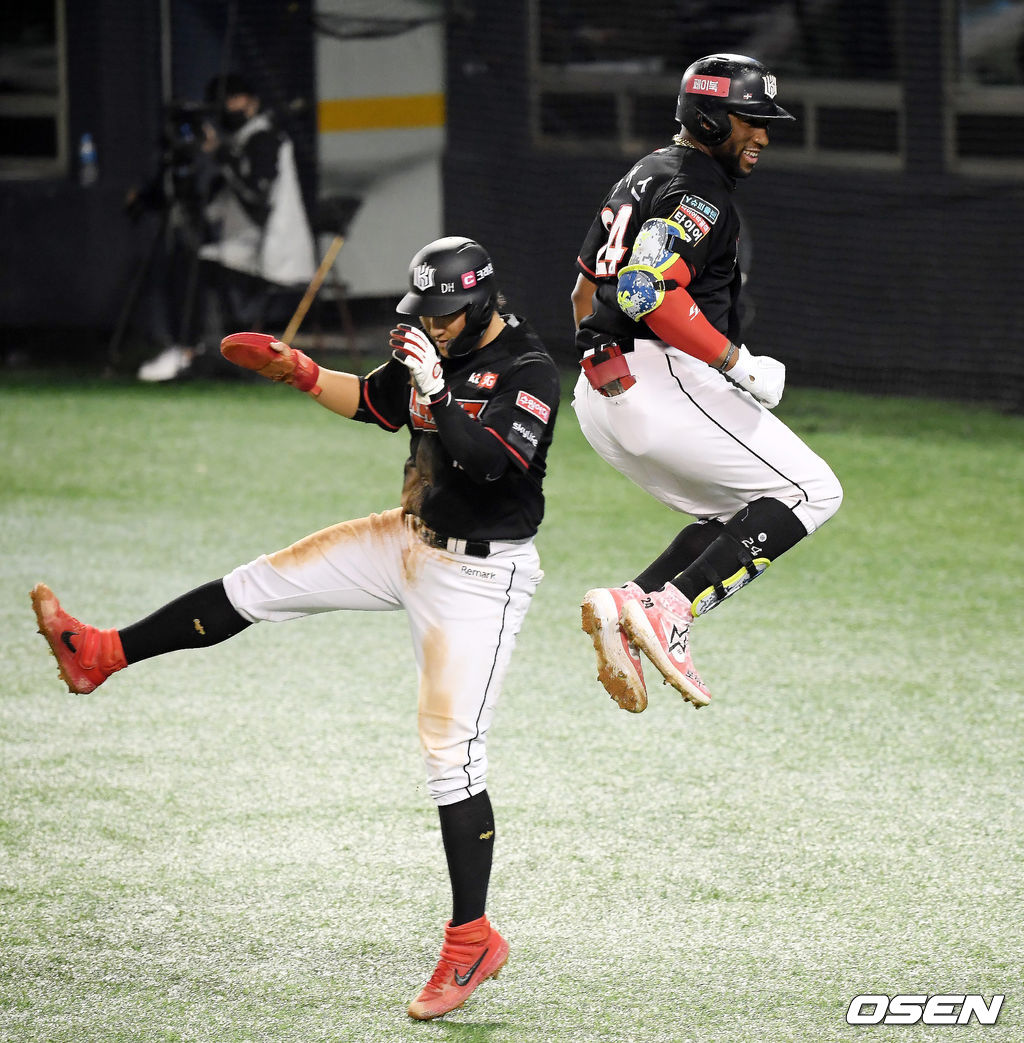 로하스가 투런 홈런을 때려낸 뒤 선행주자 황재균과 기뻐하고 있다. /cej@osen.co.kr