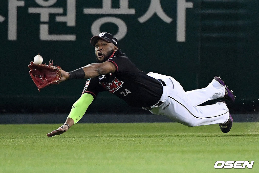 로하스가 타구를 잡기 위해 몸을 날리고 있다. /sunday@osen.co.kr