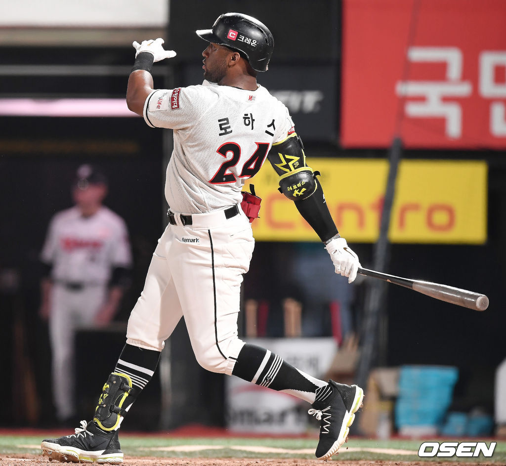 로하스가 솔로 홈런을 때려내고 있다. /youngrae@osen.co.kr