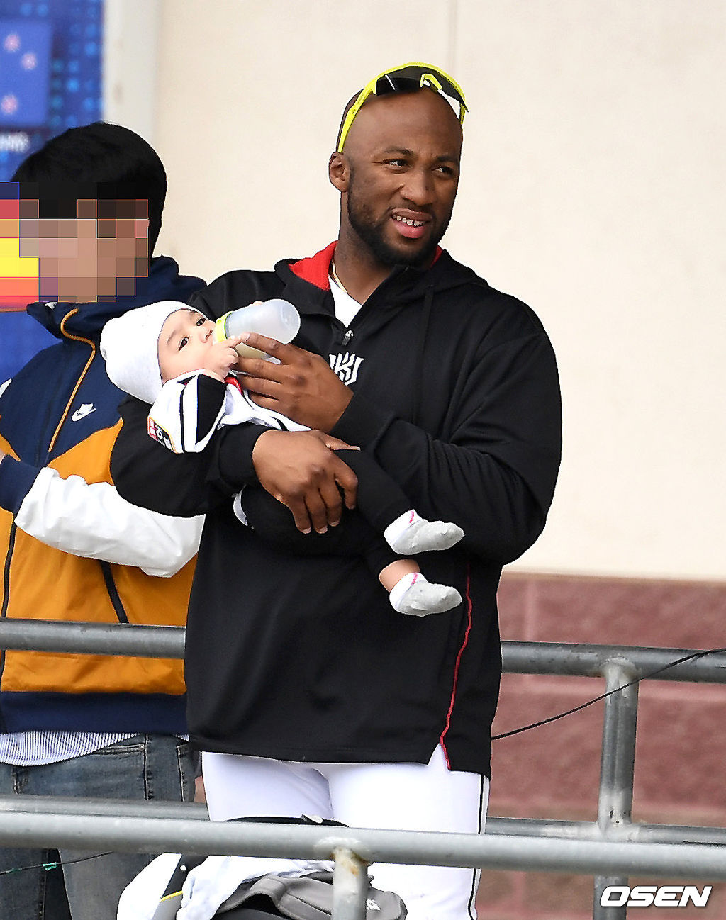 로하스가 스프링캠프에서 아들을 안고 연습 경기를 지켜보고 있다. /jpnews@osen.co.kr