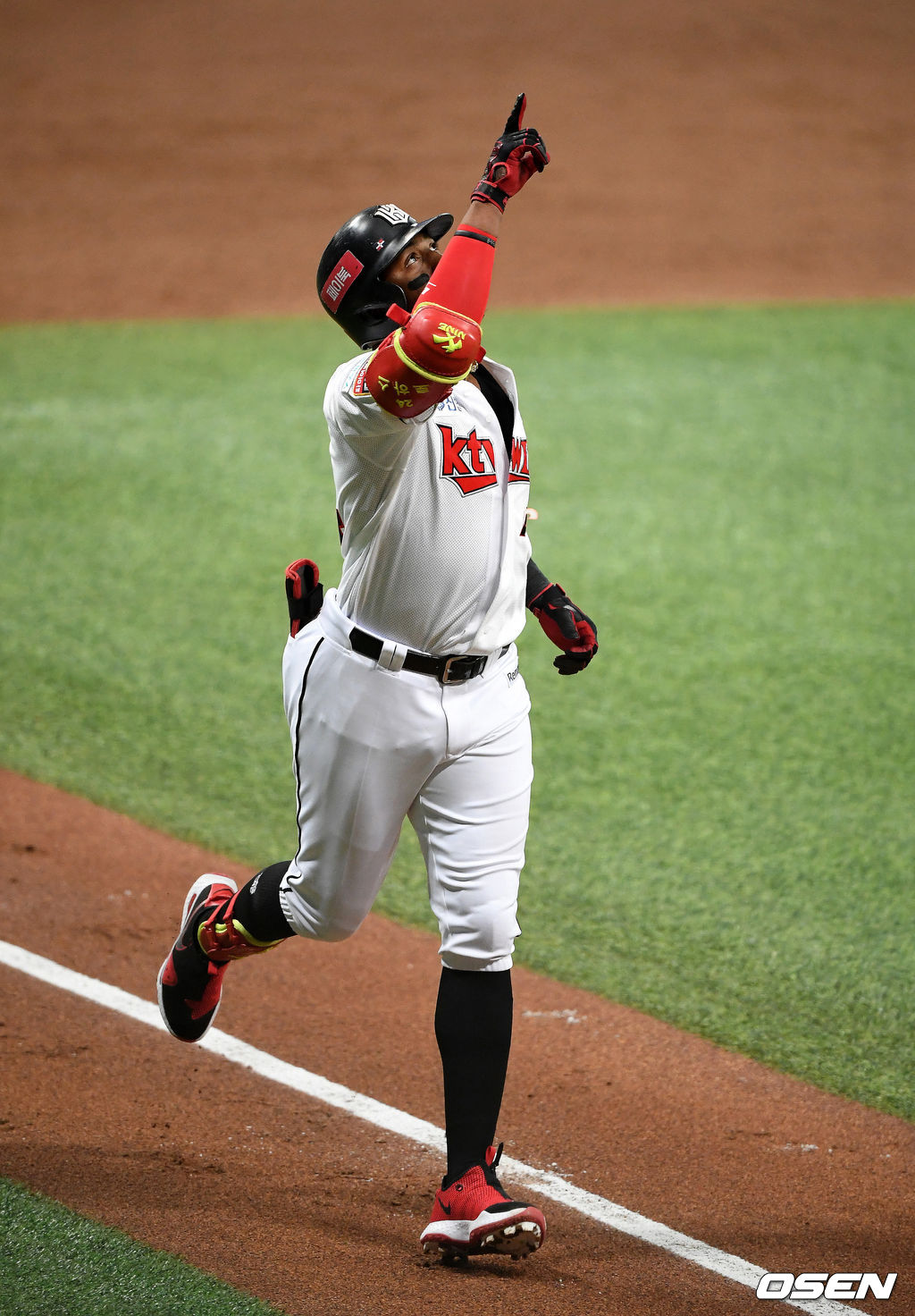 로하스가 두산과의 플레이오프에서 솔로포를 날리고 세리머니를 하고 있다. /jpnews@osen.co.kr