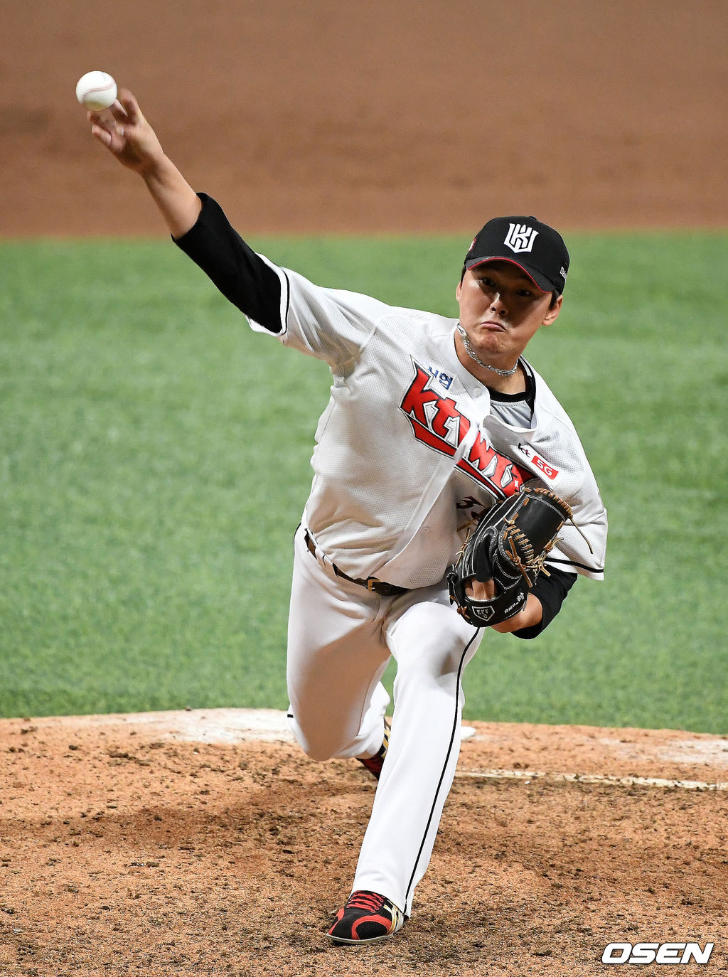 주권이 두산과의 플레이오프에서 마운드에 올라 역투하고 있다. /jpnews@osen.co.kr