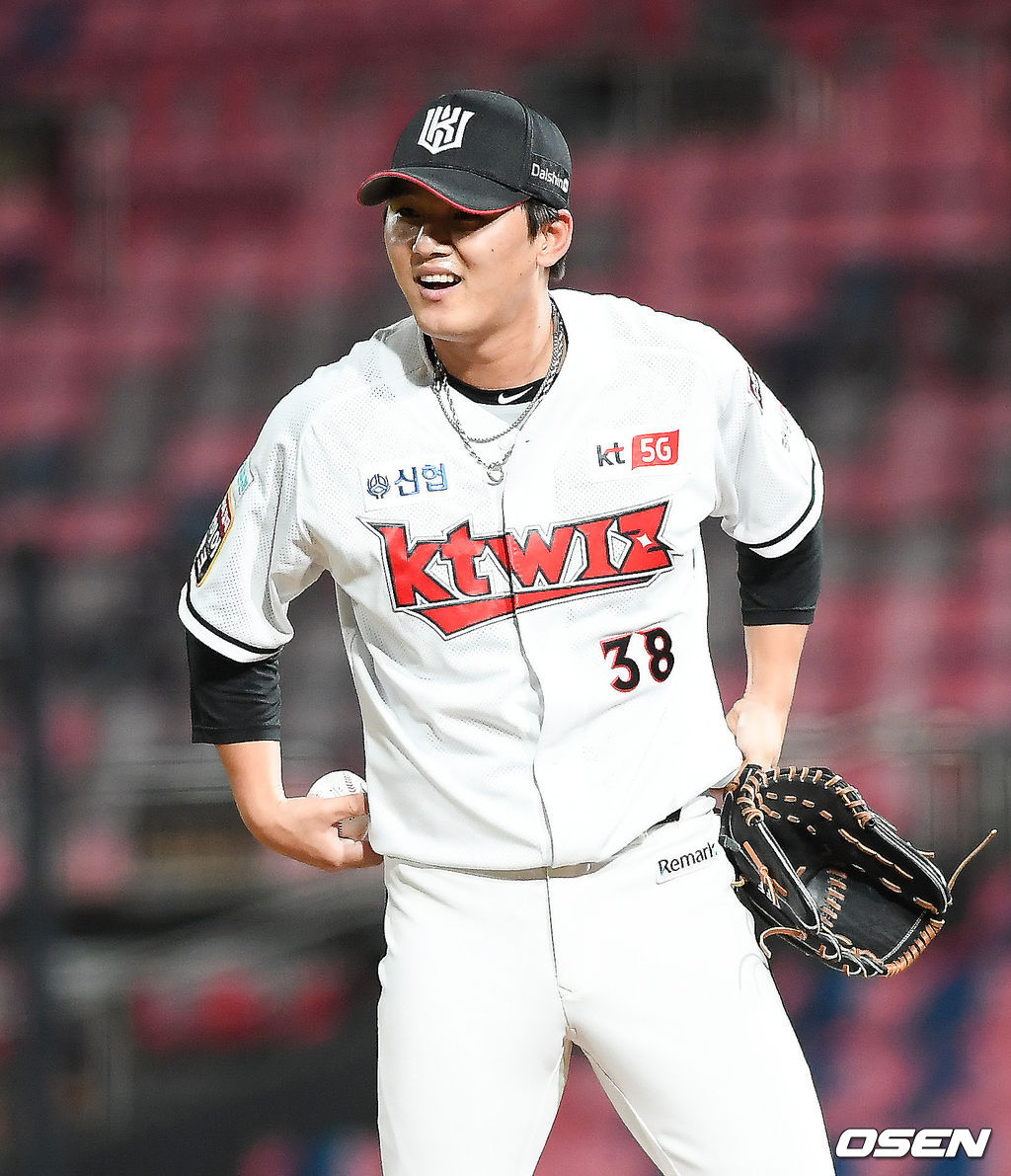 주권이 호수비를 펼친 동료선수에 고마움을 표시하며 미소짓고 있다. / soul1014@osen.co.kr