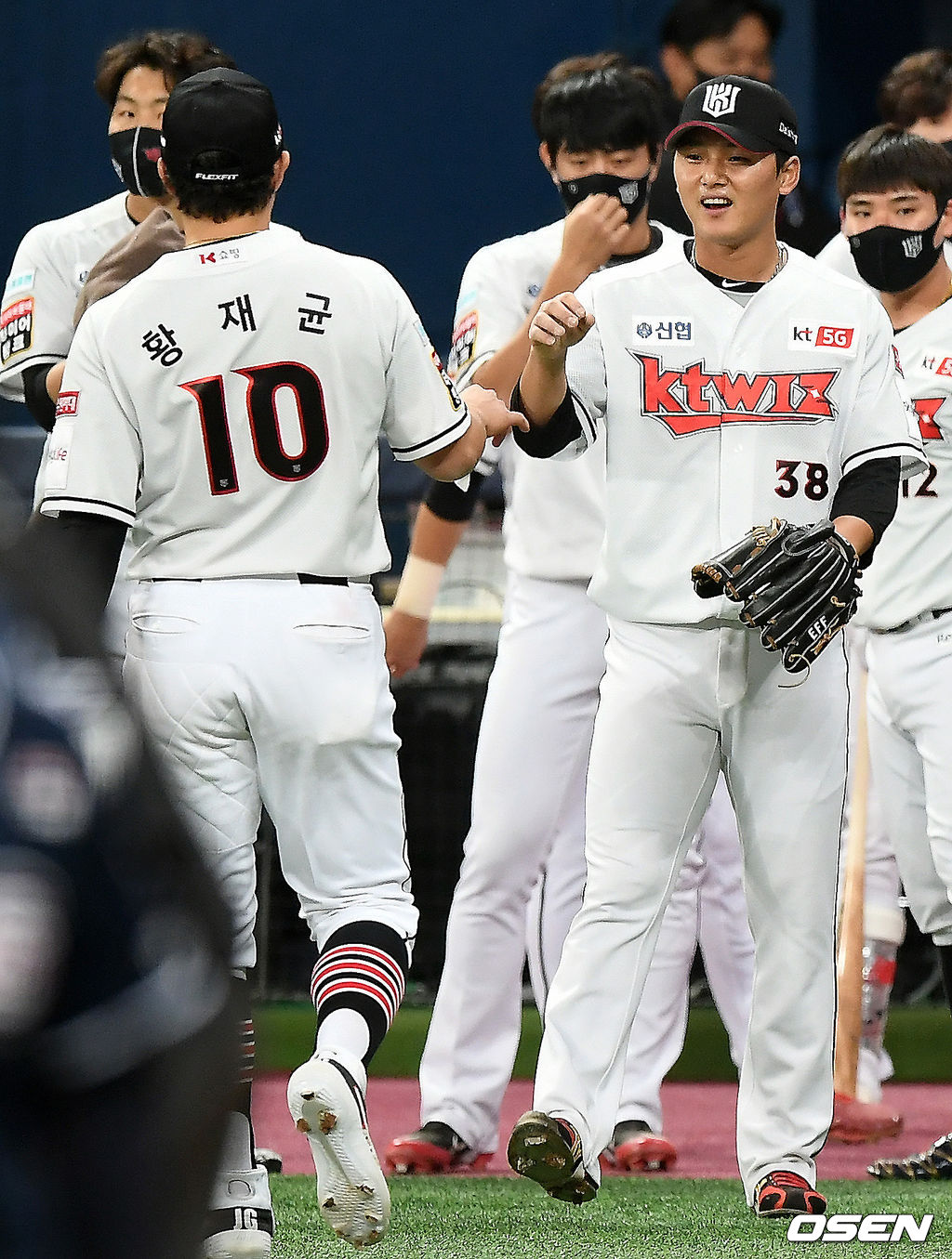 주권이 두산과의 플레이오프에서 수비를 마치고 야수들과 하이파이브를 하고 있다./ksl0919@osen.co.kr