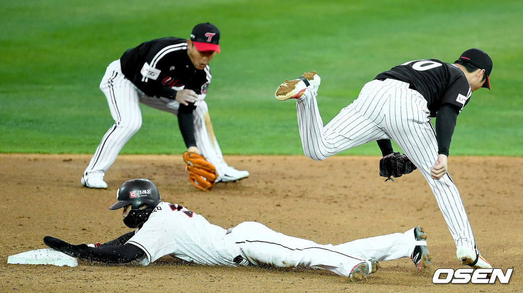 심우준이 LG와의 경기에서 도루에 성공하고 있다./ksl0919@osen.co.kr