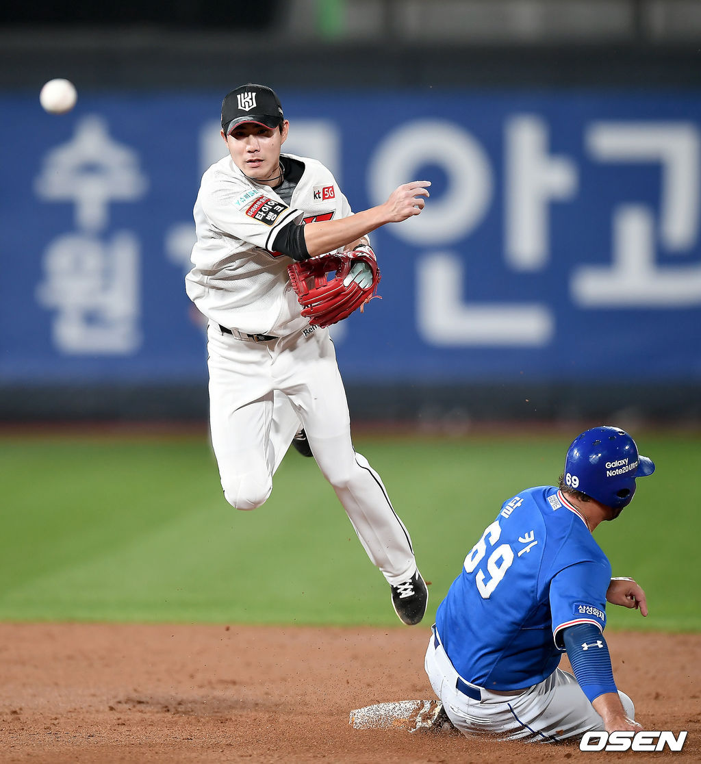 심우준이 삼성과의 경기에서 병살 플레이를 완성하고 있다./ksl0919@osne.co.kr