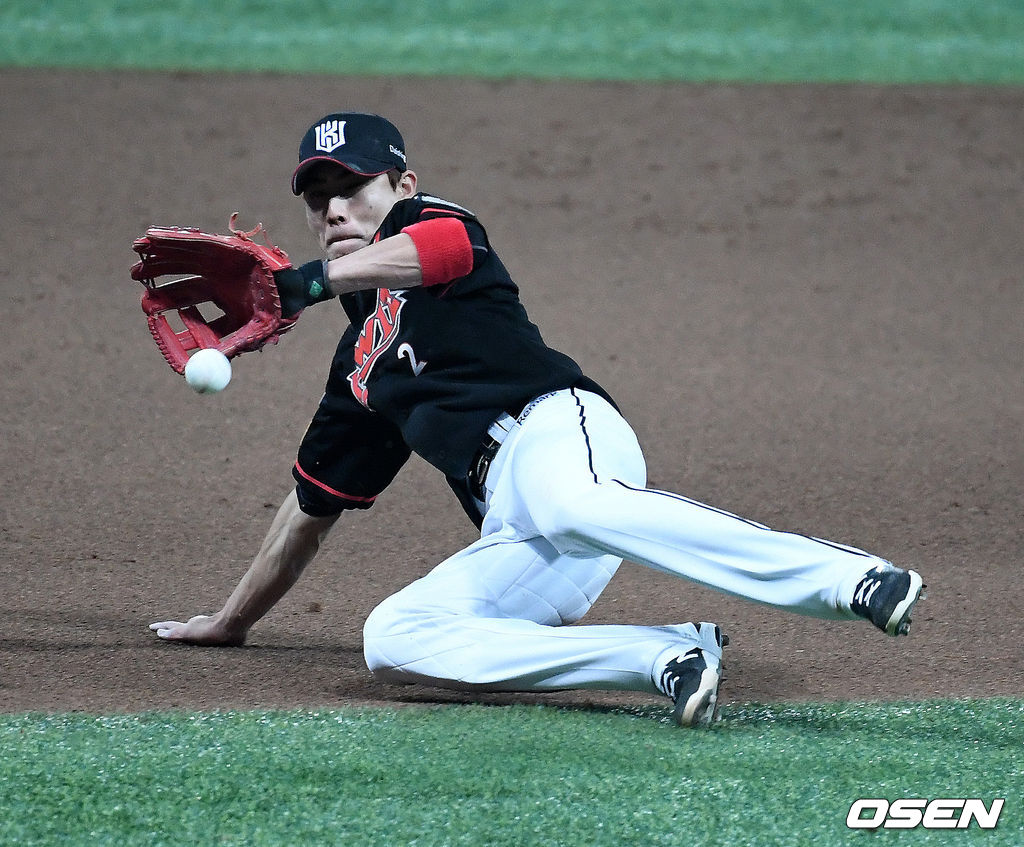 심우준이 두산과의 플레이오프에서 안타성 타구에 호수비를 펼치고 있다. /jpnews@osen.co.kr