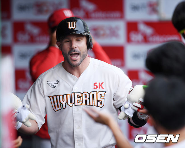 4회말 1사 SK 로맥이 좌월 동점 솔로홈런을 날린 후 덕아웃에서 기뻐하고 있다./rumi@osen.co.kr