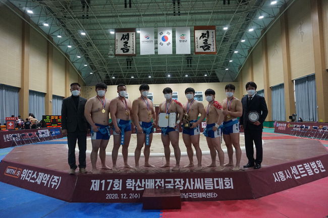주명찬 감독이 이끄는 울산대학교가 단체전 우승을 차지했다. ⓒ 대한씨름협회