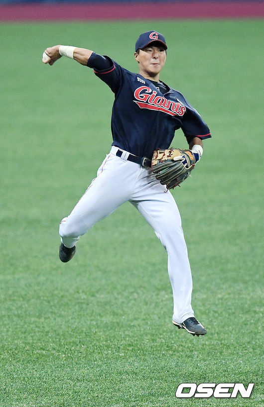 16일 오후 서울 고척스카이돔에서 ‘2020 신한은행 SOL KBO리그’ 키움 히어로즈와 롯데 자이언츠의 경기가 열렸다.7회말 2사 키움 허정협의 유격수 왼쪽 내야 타구때 롯데 유격수 배성근이 달려가 잡아낸 후 몸을 날리며 1루로 송구하고 있다./ rumi@osen.co.kr