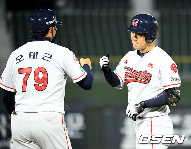 13일 오후 부산 사직야구장에서 ‘2020 신한은행 SOL KBO리그’ 롯데 자이언츠와 LG 트윈스의 경기가 열렸다.6회초 2사 2루 롯데 신본기가 1타점 적시타를 날린 뒤 오태근 코치와 하이파이브를 하고 있다./ksl0919@osen.co.kr