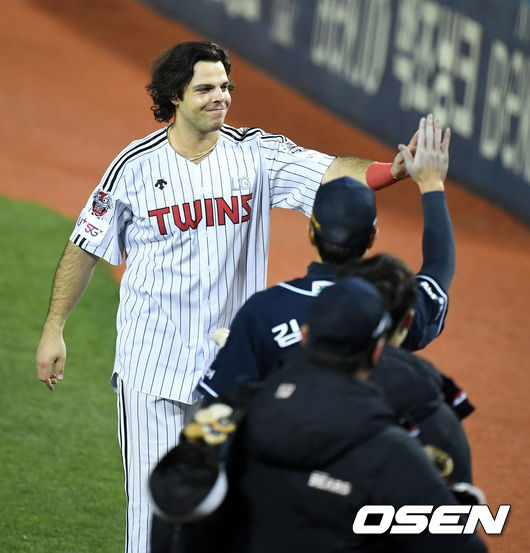 두산은 5일 서울 잠실구장에서 열린 2020 KBO리그 준플레이오프 2차전 LG와의 경기에서 9-7로 힘겹게 승리했다. 이로서 두산은 2연승으로 KT가 기다리고 있는 플레이오프 진출을 확정했다. 두산은 오는 9일부터 KT와 5전3선승제로 한국시리즈 진출을 다툰다.LG 라모스가 두산 선수들과 인사를 나누고 있다./jpnews@osen.co.kr