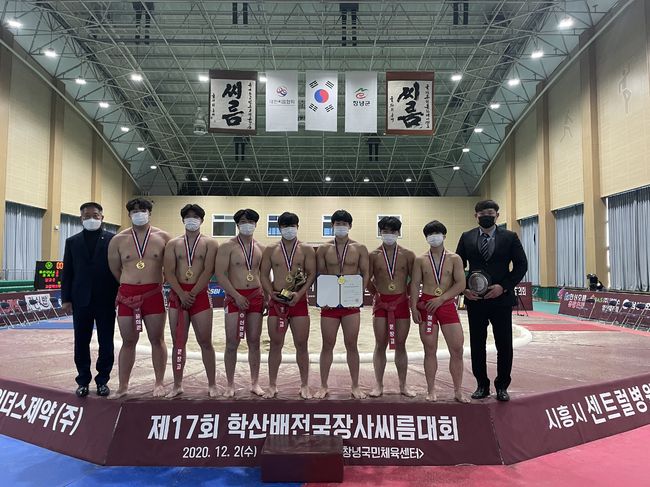 이상민 감독이 이끄는 문창고등학교가 단체전에서 정상에 올랐다. ⓒ 대한씨름협회