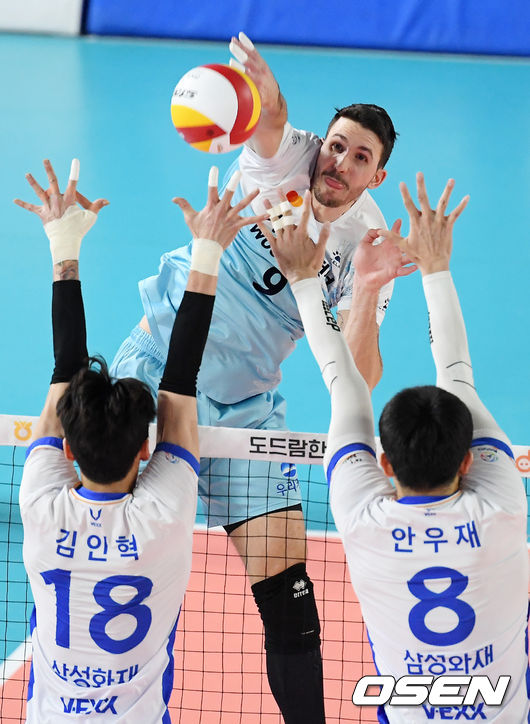 2세트 우리카드 알렉스가 강타를 날리고 있다./ rumi@osen.co.kr