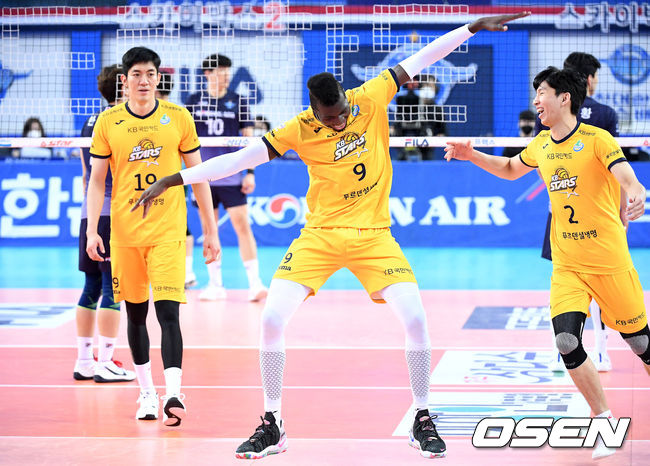 28일 오후 인천 계양체육관에서 ‘2020-2021 도드람 V-리그’ 대한항공과 KB손해보험의 경기가 열렸다.4세트 득점에 성공한 KB손해보험 케이타가 환호하고 있다. /sunday@osen.co.kr