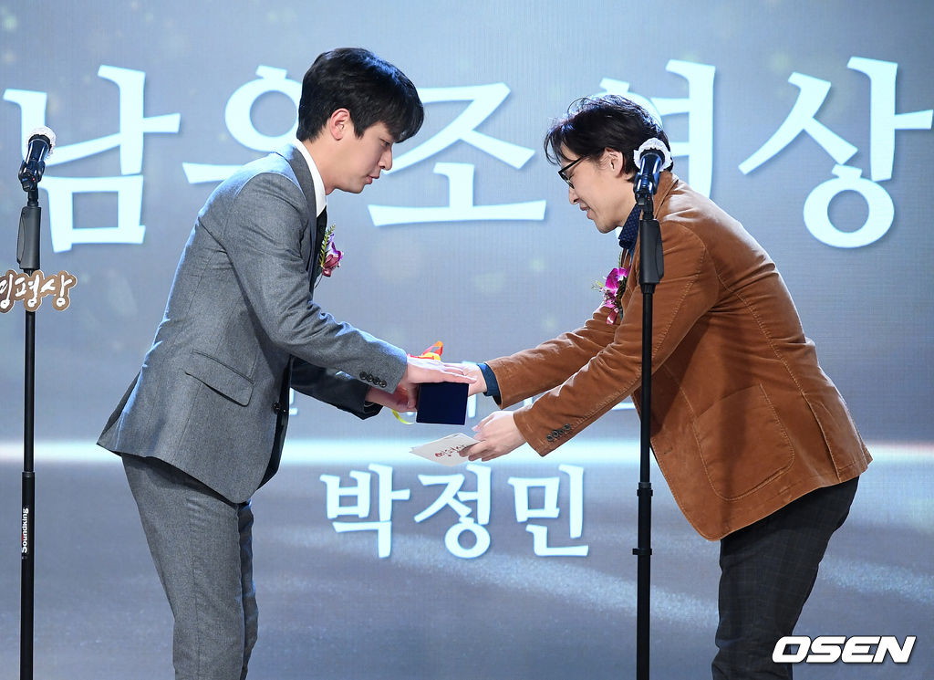 배우 박정민이이 남우조연상을 수상하고 있다. / rumi@osen.co.kr