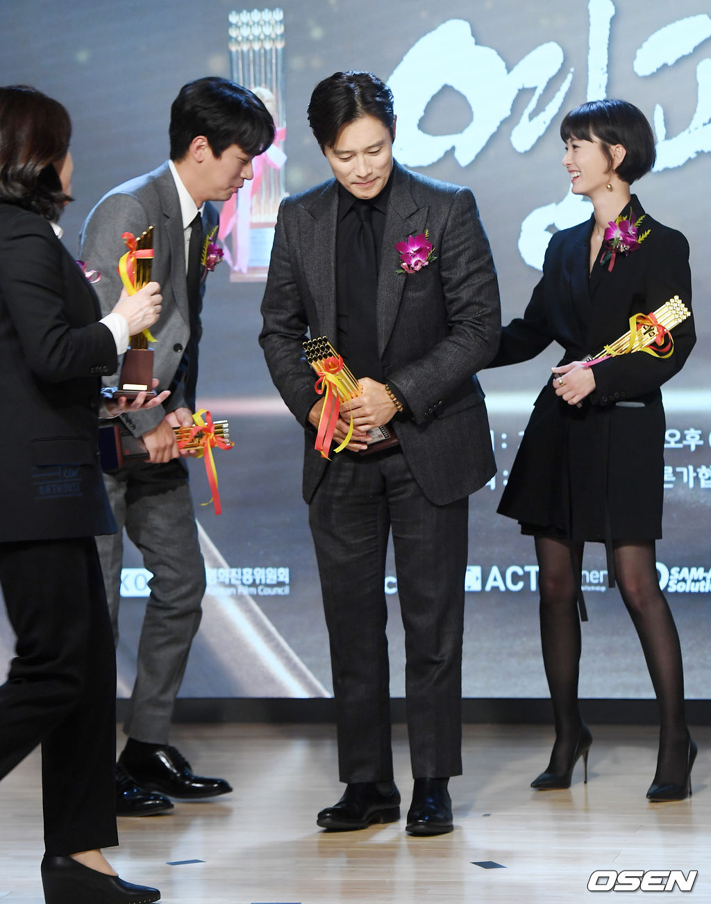 여우 주연상을 수상한 배우 정유미가 무대 위에서 남우조연상을 수상한 박정민에게 축하를 건네고 있다.  / rumi@osen.co.kr