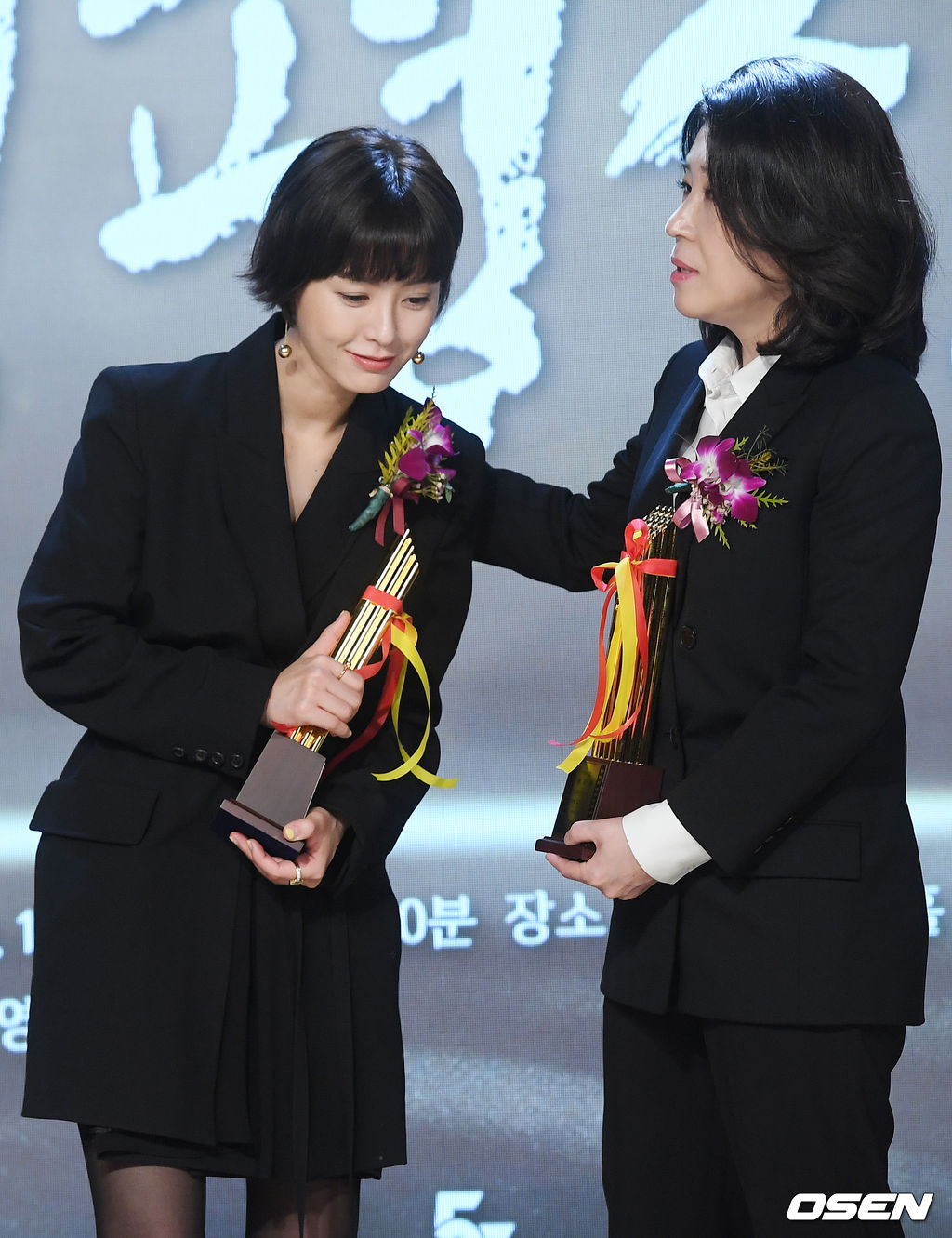 무대 위에서 여우조연상을 수상한 김미경이 여우주연상을 수상한 배우 정유미에게 축하를 건네고 있다. / rumi@osen.co.kr